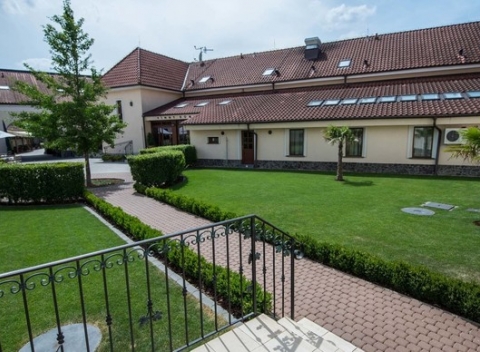 Zažite pohodové chvíle v šarmantných priestoroch kaštieľa Chateau Krakovany. Romantický pobyt pre dvoch s polpenziou a wellness.