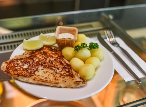 Nechajte sa zlákať výnimočnou chuťou stredomorskej kuchyne. NORDSEE grilovaný platýz so zemiakmi a polievkou v 4 nákupných centrách.