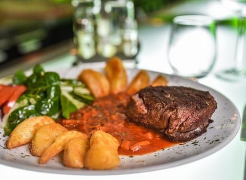 Kvalitný, lahodný, šťavnatý steak z pravej sviečkovice s prílohou a omáčkou podľa výberu v reštaurácii hotela Gaudio.
