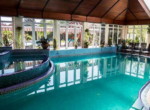 Chceli by ste vycestovať niekam s partnerom osamote? Romantický pobyt pre 2 v meste Ráckeve v Maďarsku, s polpenziou a wellness v 4* hoteli.