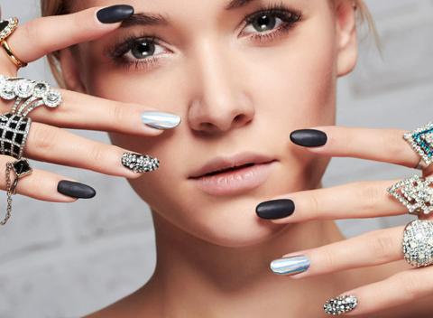 Manikúra alebo peeling pre nekonečnú jemnosť vašich rúk. O vaše ruky sa profesionálne postarajú v štúdiu Maya 306. 