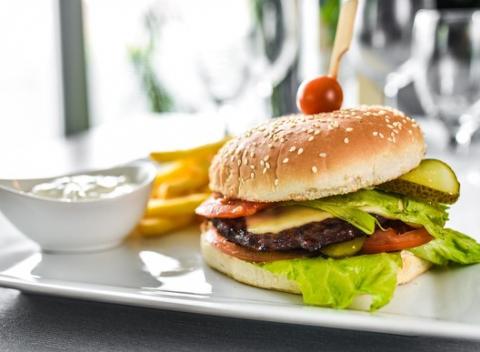 Texas Iron Burger s hranolkami a tatárskou omáčkou. Poctivá americká fastfoodová klasika v kombinácii s posedením v reštaurácii Sedmička.