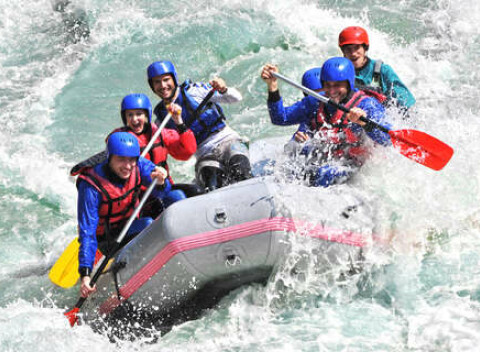 Pokojný splav Váhu alebo adrenalínový rafting na olympijskom kanáli.