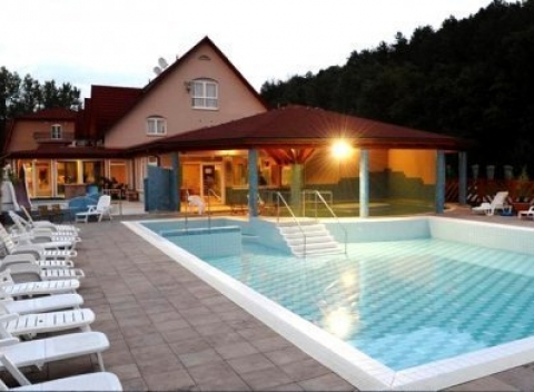 Užite si relaxačný pobyt v luxusnom maďarskom hoteli Thermal Park Egerszalók**** s polpenziou a neobmedzeným vstupom do termálnych bazénov.
