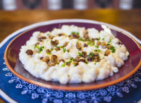 Bryndzové halušky so slaninkou alebo strapačky s kyslou kapustou a slaninkou.