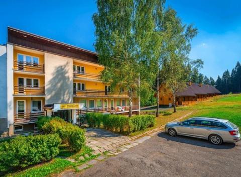 Jarná rodinná dovolenka v srdci Jánskej doliny v útulnom penzióne Limba s výbornou polpenziou, vstupom do termálneho bazéna a procedúrami. 