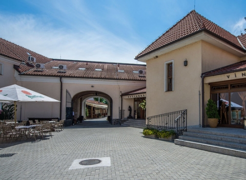Zažite pohodové chvíle v šarmantných priestoroch zrekonštruovaného kaštieľa Chateau Krakovany. Pobyt pre dvoch s polpenziou a wellness.