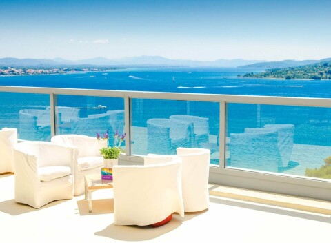 Vodice len 30 m od mora v Hoteli Punta **** s plnou penziou, nápojmi a bazénom + animačný program.