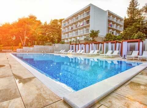 Ostrov Hvar priamo na pláži v 4* Labrande Senses Resorte s all inclusive + animácie a bazén.