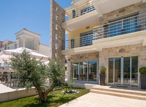 Vitajte v malom kúsku raja! Vyberte sa do Čiernej Hory, do mestečka Kamenari, kde pri súkromnej pláži nájdete čarovný 4* boutique hotel. 