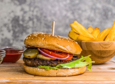 Chutný gurmán alebo sedlák burger vo vynovenom Gurmánskom dvore. Vítaní sú aj cyklisti vďaka veľkej letnej terase. 