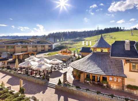 Oddych s výhľadom na Tatry, výborná gastronómia či nekončiaca zábava v modernom SPA komplexe. To je dovolenka v Hoteli Bania**** v Poľsku.