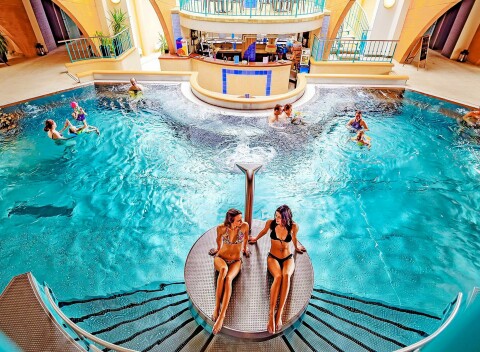 Hotel AquaCity Seasons **** prepojený s AquaCity Poprad a Fire & Water wellness + polpenzia.