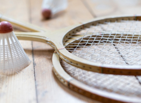 Hodinový vstup na bedminton so zapožičaním košíka. Rozprúdite si krv v žilách, zbavíte sa stresu a ešte si aj poriadne zabeháte.