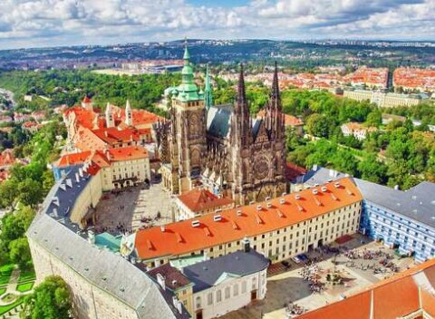 Hotel Carl Inn**** len 10 minút autom od hradu, s raňajkami a dieťaťom do 10 rokov zdarma.