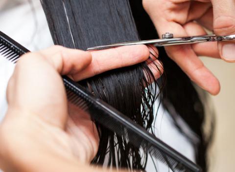 Strih a regenerácia vlasov či melír. Vystúpte zo svojho šedého tieňa ako žiarivá levica. V salóne krásy Tatiana vám vymodelujú nový image. 