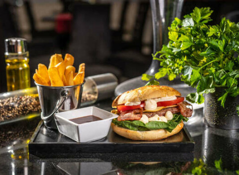 Grand Mothers Burger  z hovädzieho mäsa s hranolkami v Starom Meste.