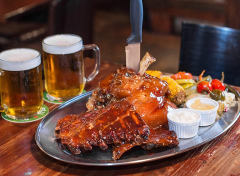 Marinované grilované bravčové koleno alebo marinované grilované bravčové rebierka pre ozajstných jedákov a k tomu pohár dobrého piva Kout.