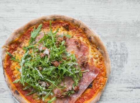 Chutná talianska pizza pečená na dreve v Pizza Maxi Garden. Na výber z 10 druhov pízz.