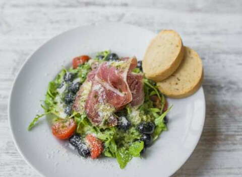 Chutný a lahodný taliansky alebo rukolový šalát z čerstvých surovín.