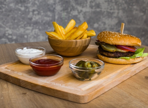 Doprajte si fajnovú pochúťku, Gurmán alebo Sedlák burger s hranolkami, čerstvou zeleninou a dresingom vo vynovenom Gurmánskom dvore.  