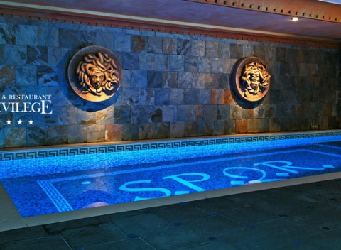 Vstup do najväčších rímskych kúpeľov S.P.Q.R. Nechajte sa rozmaznávať vo svete wellness, kde nájdete svoju vnútornú pohodu.