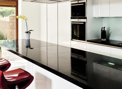 Vstavané skrine a kuchyne na mieru INDECO - riešenie pre každého. Zľava 200 € na akúkoľvek vstavanú skriňu s posuvnými dverami či kuchyňu.