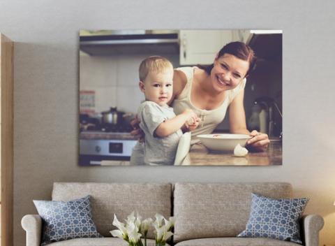 Tlač fotografií na plátno. Nemusíte svoje spomienky vešať na klinec doslova. Stačí si ich zavesiť na stenu a stane sa z nich dekorácia.  