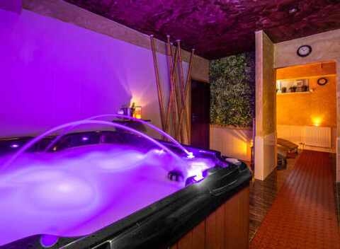 Rozmaznávajte sa privátnym wellnessom v PREMIUM**** business hotel Bratislava v romantickej atmosfére.