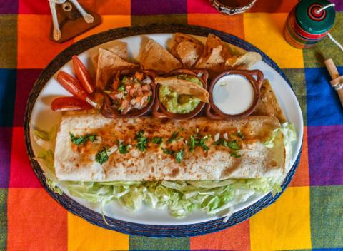 Skvelá exotická pochúťka - pravé mexické burrito - kuracie alebo hovädzie v reštaurácii Blue Agave v historickom centre mesta. 