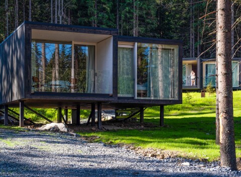 Škandinávske Björnson Tree Houses *** s wellness, lístkami na lanovku a polpenziou + dieťa zdarma.
