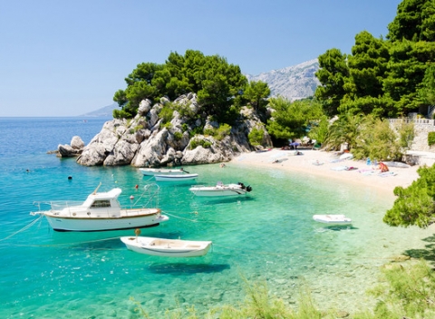 Užívajte si toto leto dovolenku na Makarskej v Chorvátsku. Rodinný pobyt s polpenziou v Rezorte Dalmacija*** v letovisku Zaostorg. 