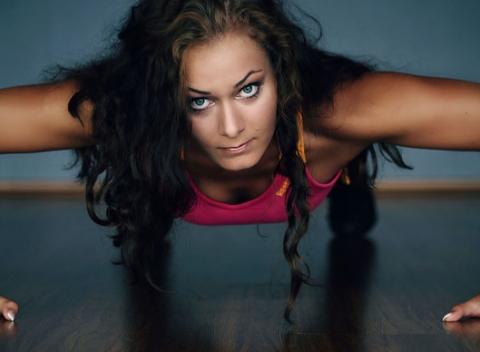 Pekné telo do leta! Skupinové cvičenia – jednorázový vstup alebo permanentka v ženskom fitku Bfit v Bratislave. 