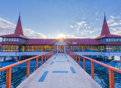 Pobyt v Hoteli Erzsébet *** so vstupenkou k termálnemu jazeru, neobmedzeným wellness a polpenziou.