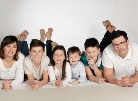 Neopakovateľné životné obdobia si zaslúžia zvečnenie. Rodinné fotenie alebo fotenie tehuliek v ateliéri Lux aj s možnosťou líčenia. 