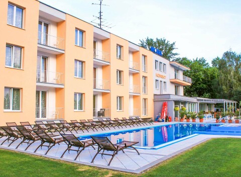 Hotel Korekt *** s vonkajšími bazénmi, zľavami a polpenziou + dieťa zdarma.