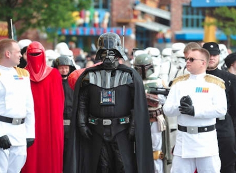 Strávte s rodinou a priateľmi deň, kedy hrdinovia STAR WARS ožívajú priamo v Legolande v Nemecku.