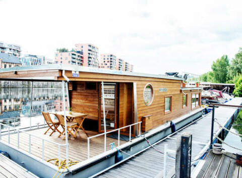 Netradičné ubytovanie pre 2 - 6 osôb v pražskom houseboate Bonanza s kuchyňou a tromi terasami.