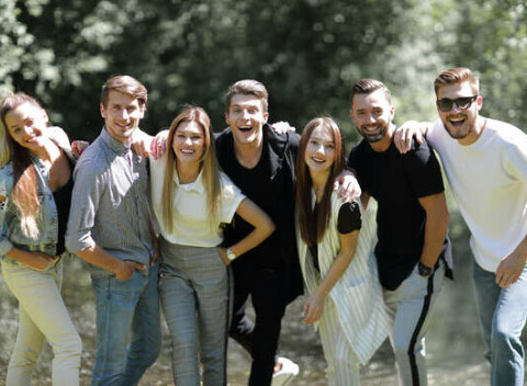 Svoj stres z komunikácie v angličtine odbúrajte letným retro kempom pre dospelých.