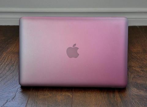 Štýlové farebné obaly na MacBooky Obal chráni pred škrabancami aj ľahkými nárazmi. 