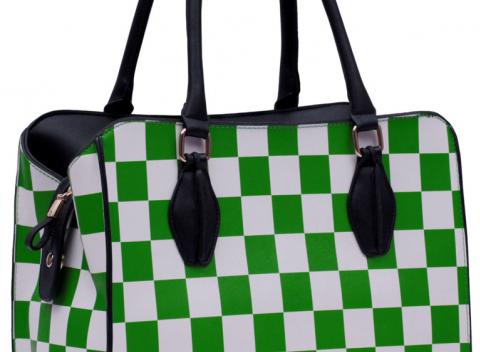Štýlová dámska kabelka v netradične zelenej farbe s bielou kombináciou v tvare šachovnice. 