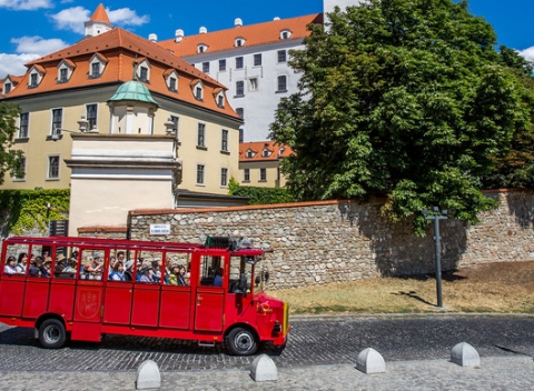 Nechajte sa uniesť históriou na vyhliadkovej jazde „Až na hrad!“ Prešporáčikom-Oldtimerom®.