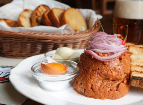 Vynikajúci domáci tatarák s hriankami v pivárni Hodovňa v centre Popradu. 