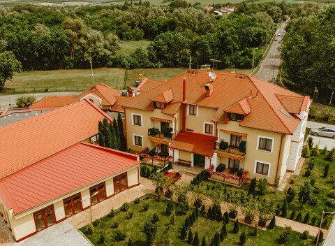 Kehidakustány 350 m od termálnych kúpeľov v Szerencsemák Panzió s polpenziou, plavbou po Balatone.