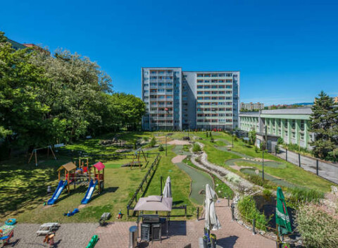 Ubytovanie pre dvoch s raňajkami, minigolfom a fľašou vína v tichej lokalite v metskej časti Košíc.