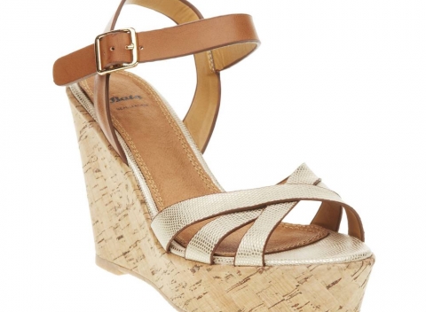 Dámske sandále na platforme so zvrškom z prepletených pásikov, podšívka topánok je vyrobená z kože.