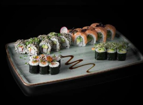 Sushi sety a welcome drink saké pre 2 alebo 4 osoby v Sushinami.