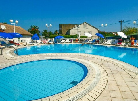 Chorvátsko: Južná Dalmácia priamo pri pláži v Hoteli Faraon *** s all inclusive a vstupom do bazénov.