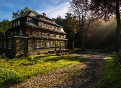 Užite si dovolenku v horskej chate OZÓN v Krkonošiach s chutnou polpenziou a neobmedzeným bazénom.