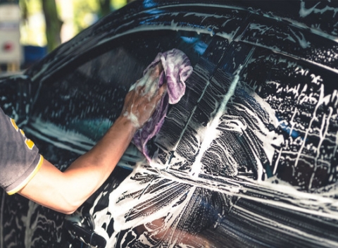 Permanentka na umývanie exteriéru osobného motorového vozidla na celý mesiac.